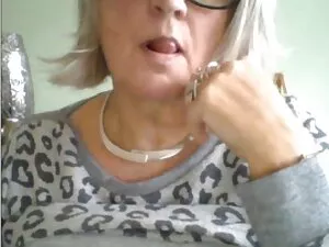 Una giovane donna in ...