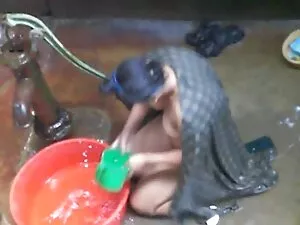 Tengono un trapano c ...