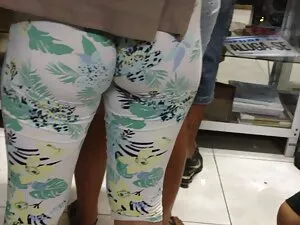 Ragazzo è giù tra le ...