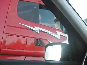 Aprì la bocca in un  ...
