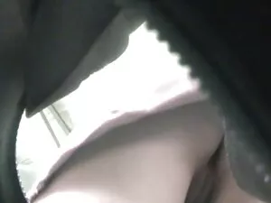 Un uomo strofinando  ...