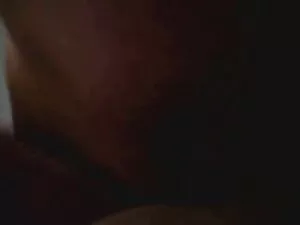 Un uomo nero rasatur ...